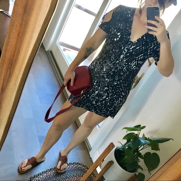 Meet your Posher 🐝 - Picture 2 of 4